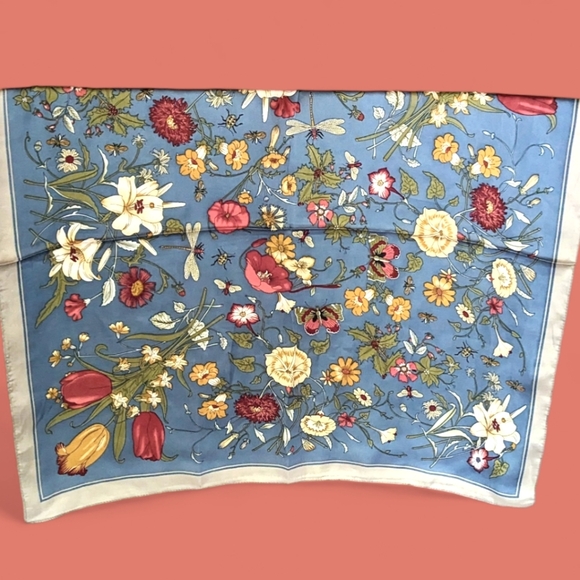 🌼🌲🎁NWOT Beautiful, Silky, Floral Square Scarf. Great Gift! - Picture 4 of 5